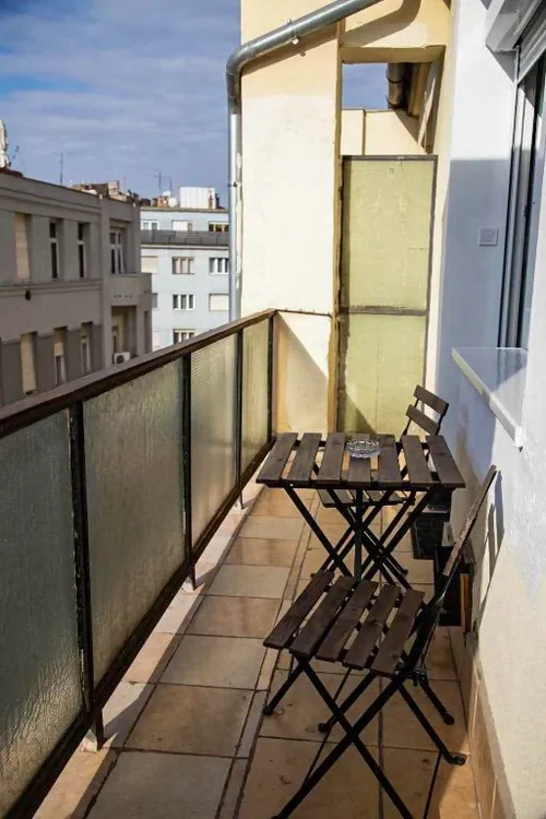 Napos erkély asztallal és székekkel a Flat Margaret apartmannál