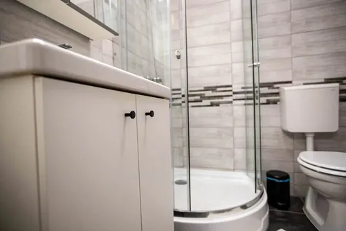 Flat Margaret fürdőszoba zuhanyzóval és WC-vel