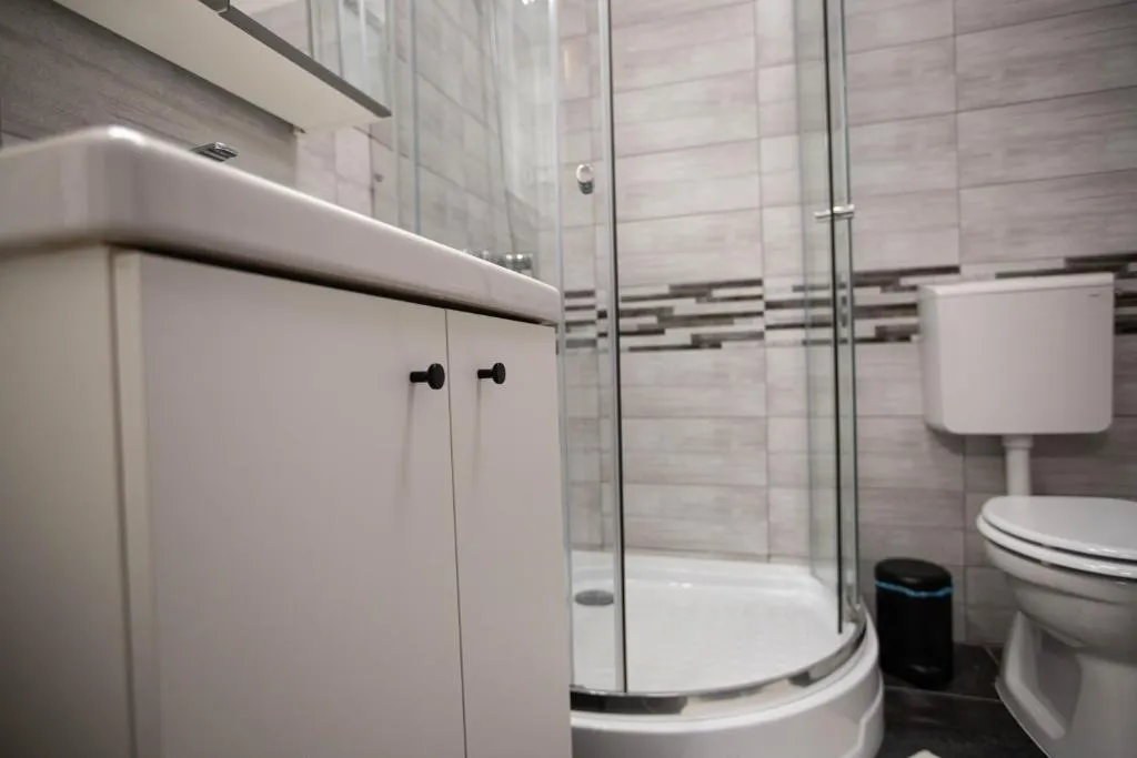 Flat Margaret fürdőszoba zuhanyzóval és WC-vel