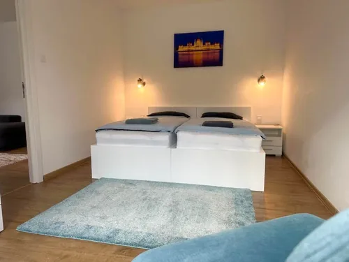 Hálószoba kék fotellel és franciaággyal