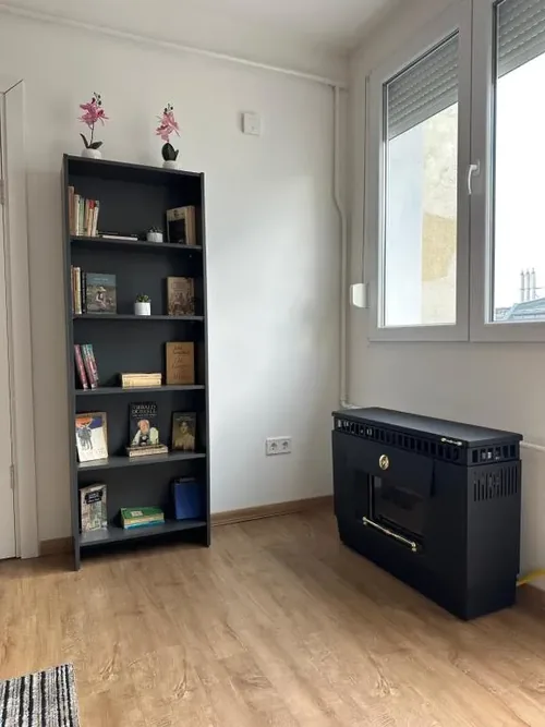 Flat Margaret könyvespolc, kandalló és ablak a nappaliban