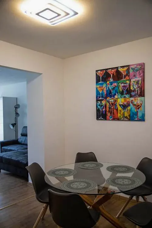 Étkező színes fali képpel
