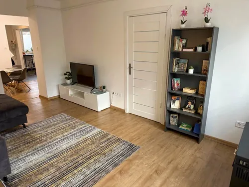 Flat Margaret nappali TV-vel, könyvespolccal és étkező felé néző térrel